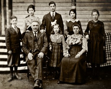 Family1916-SepiaVingiette